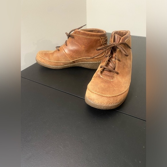 Duluth Trading Co Shoes - Women’s Duluth Trading Co brown leather lace up boots with gum sole size 7.5